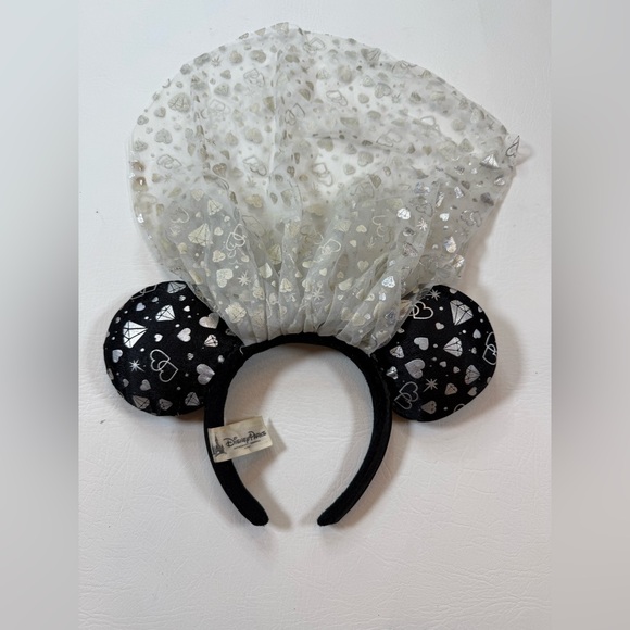 Disney Accessories - Authentic Disney Parks Minnie Mpuse wedding and vale ears (bin R)
